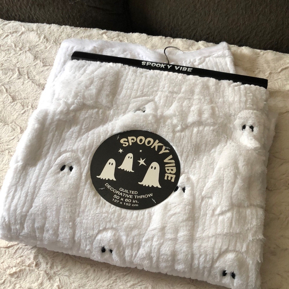 Spooky Vibe Cozy White Plush Ghost Throw Blanket